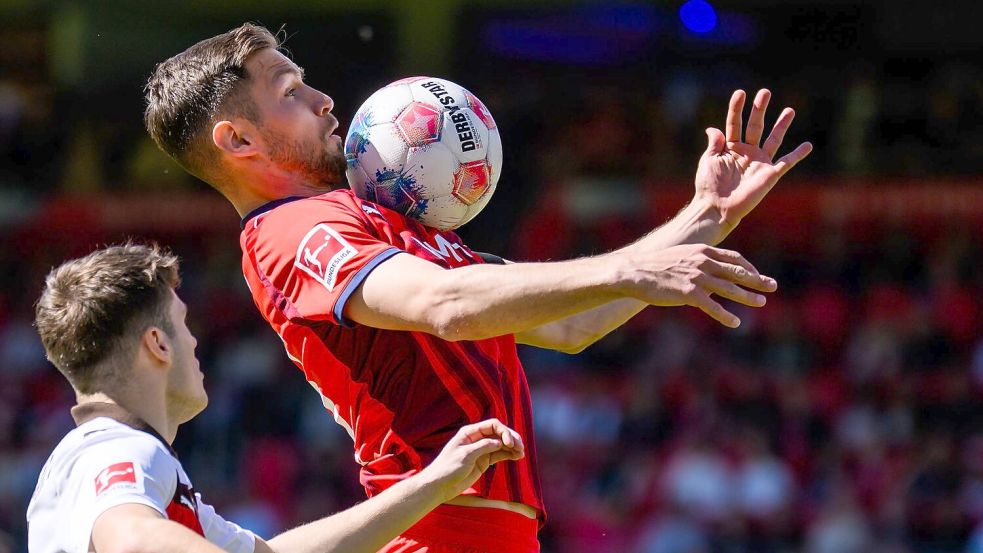 Ballgewandt: Heidenheims Marvin Pieringer (r). Foto: Tom Weller