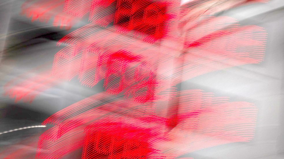 Die Spritpreise schwanken - die Regulierung mit der neuen 12-Uhr-Regel hat einer Studie zufolge die Margen der Mineralölkonzerne gestärkt. (Archivbild) Foto: Peter Kneffel/dpa