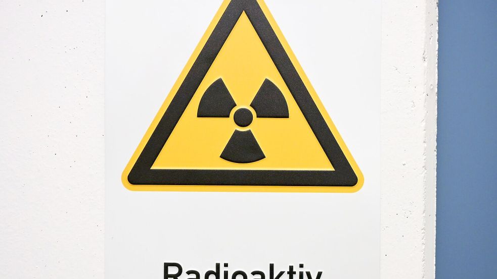 Ein Schild mit der Aufschrift „radioaktiv“ hängt im Labor im Bundesamt für Strahlenschutz . Foto: Malin Wunderlich
