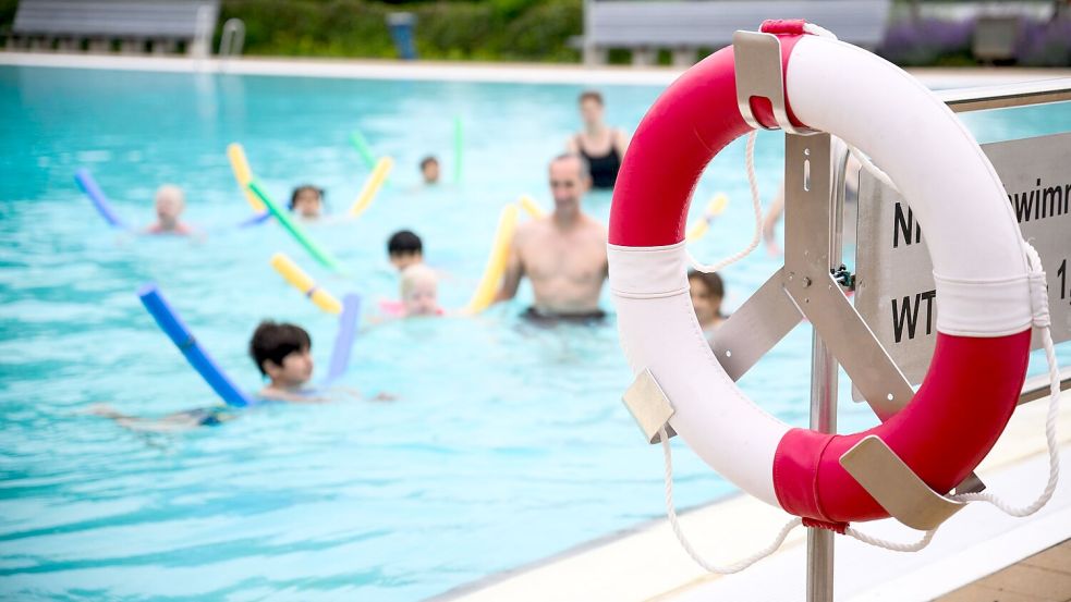 „Wir gehen nach wie vor davon aus, dass fast 60 Prozent der Schülerinnen und Schüler am Ende der vierten Klasse nicht sicher schwimmen können.“ Das sagte DLRG Präsidentin Ute Vogt. (Symbolbild) Foto: Julian Stratenschulte