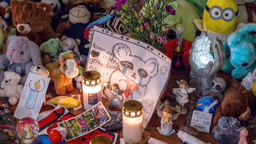 Im Gedenken an den getöteten Fabian haben zahlreiche Menschen Kerzen und Kuscheltiere niedergelegt. (Archivbild) Foto: Jens Büttner