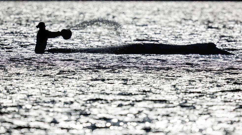 Selbst in der Dämmerung sind mitunter noch Menschen am Wal. Foto: Jens Büttner