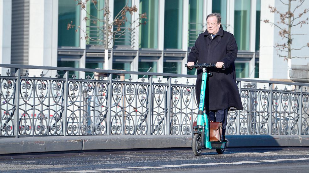 Kein ungewöhnliches Bild im Berliner Regierungsviertel: Armin Laschet und sein E-Scooter. Foto: IMAGO/Political-Moments