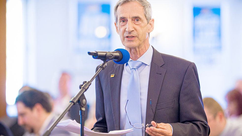 Arno Arndt (AfD), spricht auf dem Landesparteitag der AfD Niedersachsen. Foto: dpa/ Moritz Frankenberg