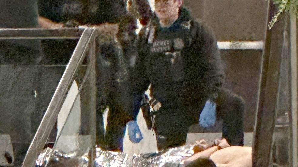 Ein Bewaffneter hat das White House Correspondents‘ Dinner gestört. Er wurde in Gewahrsam genommen. Foto: Alex Brandon/AP/dpa