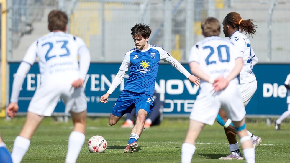 Mika Eickhoff (blaues Trikot) von Kickers Emden erzielte das 2:0 gegen Oldenburg. Foto: Jens Doden/Emden