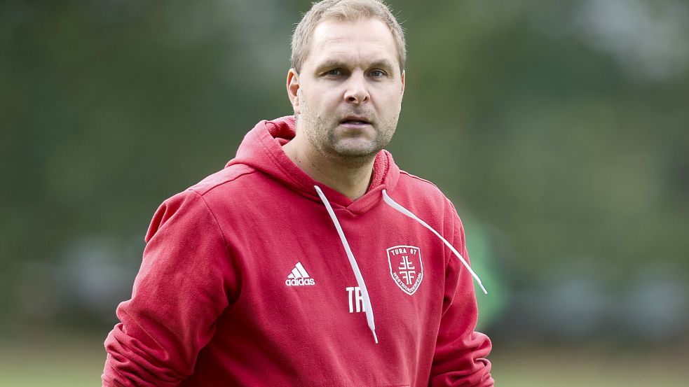Freute sich über einen klaren Auswärtssieg: TuRa-Trainer Rainer Sinnigen. Foto: Jens Doden/ Emden