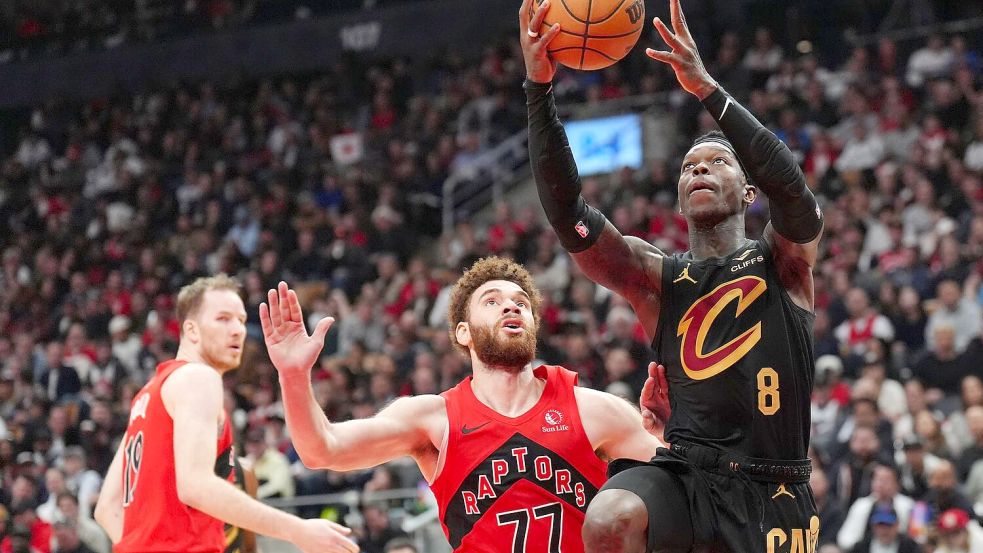 Dennis Schröder (r.) kam für die Cleveland Cavaliers in Toronto wieder von der Bank. Foto: Frank Gunn