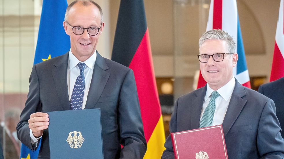 Bundeskanzler Friedrich Merz (l.) und Premierminister Keir Starmer unterzeichneten den Kensington-Vertrag. (Archivbild) Foto: Michael Kappeler/dpa