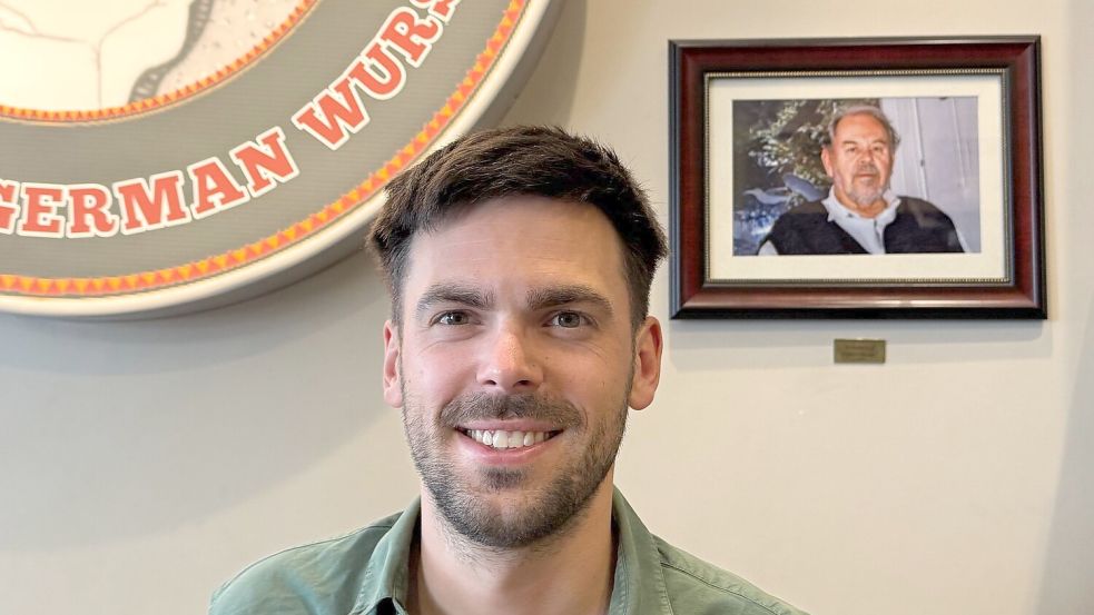 Fabian Förster steht vor einem Foto seines Großvaters, nach dem „Dieters Grill“ benannt wurde. Foto: Eva Krafczyk
