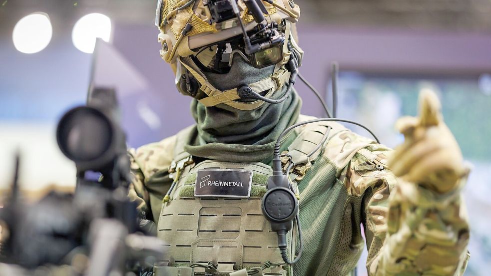 Die Gladius genannte Kampfausrüstung von Rheinmetall auf der Nürnberger Sicherheitstechnik-Messe Enforce Tac 2025. Ähnlich sieht die nun bestellte Bundeswehr-Ausrüstung aus. (Archivbild) Foto: Daniel Karmann