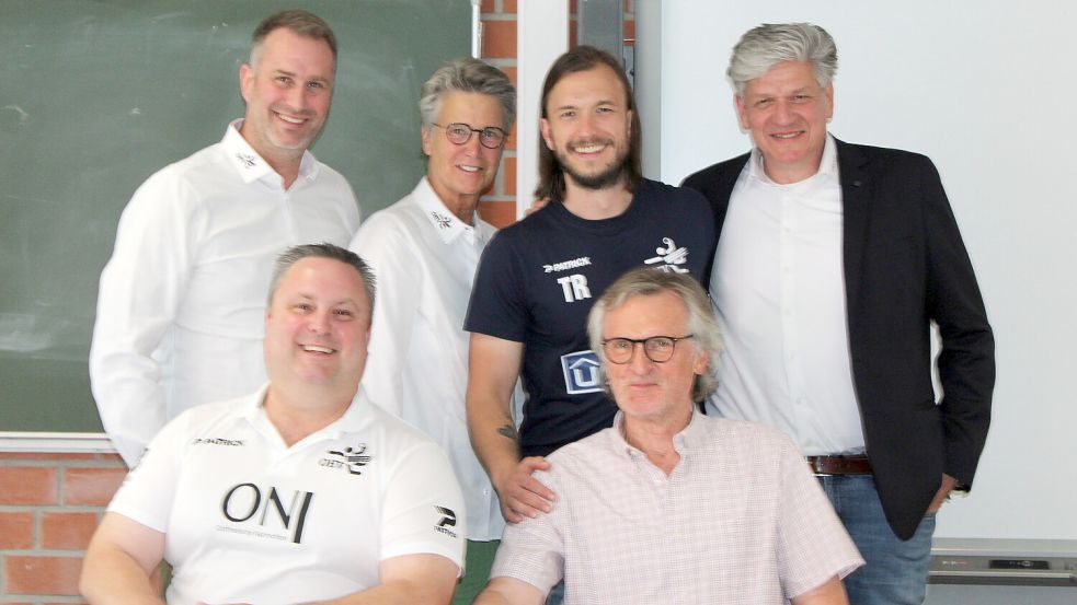 Fröhliche Gesichter bei den OHV-Verantwortlichen Anfang Juli 2025 während der Saisonauftaktpressekonferenz. Bei OHS-Geschäftsführer Thomas Grotjan (obere Reihe, von links), Vereinsvorsitzende Insa Schubert, Trainer Sven Suton, Herrenwart Friedhelm Brookmann, sowie Kotrainer Eric Hettmann (vorne von links) und Pressewart Willy Oevermann herrschte vor zehn Monaten Aufbruchstimmung. Grotjan rief Platz eins als Zielmarke aus. Der OHV hat die Tabellenführung längst abgeschrieben und Grotjan die OHS Ende März verlassen. Die Trägergesellschaft steckt in einer finanziellen Krise. Foto: Wolf-Rüdiger Saathoff