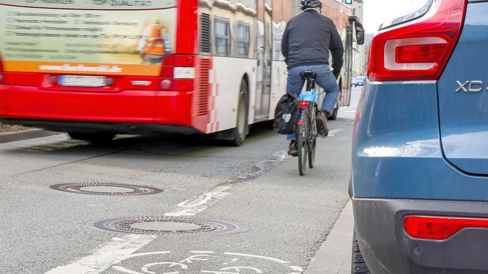 So eng ist es stellenweise für Radfahrer auf der Iburger Straße. Daran soll sich etwas ändern. Foto: Jörn Martens