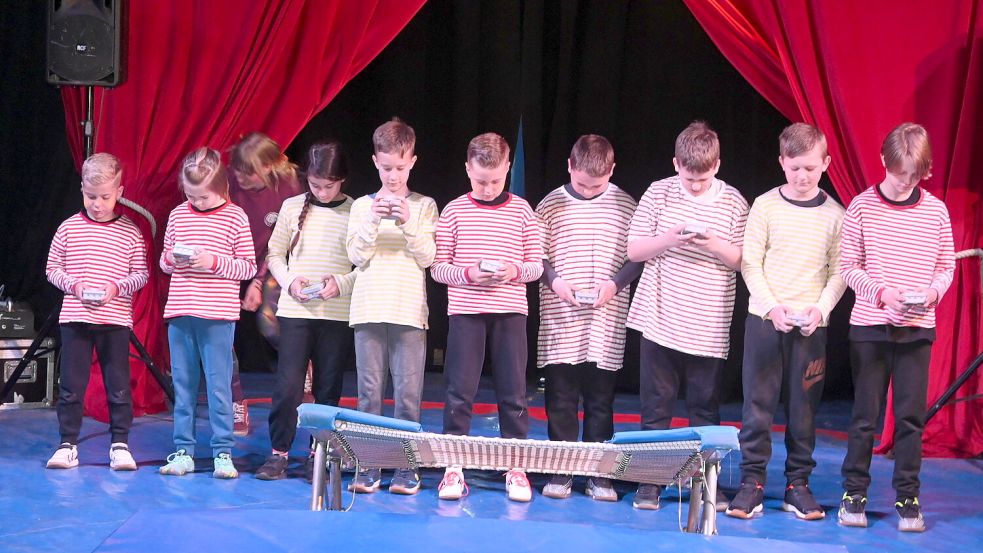 Die Schüler der Grundschule Flachsmeer zeigten dem Publikum, was sie in den vier Tagen zuvor mit den Akteuren des Zirkus Dobbelino aus Braunschweig alles eingeübt hatten. Foto: Holger Weers