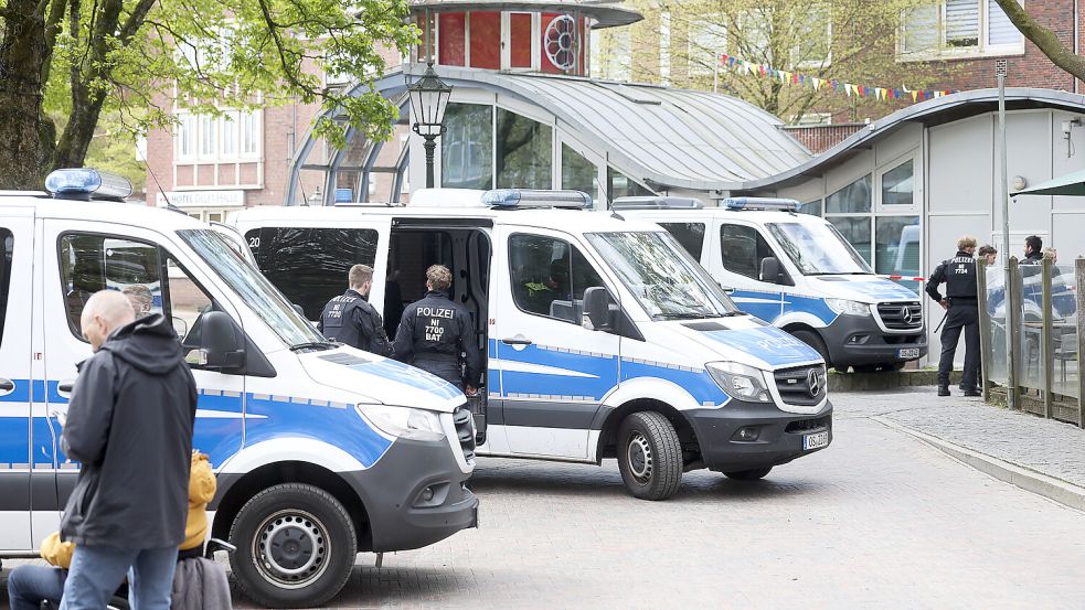 Viele Polizeifahrzeuge standen am Sonntagvormittag in der Emder Innenstadt – hier im Stadtgarten. Der Grund: Rivalisierende Fußballfans hatten eine Auseinandersetzung vor dem Grand Café. Fotos: Jens Doden