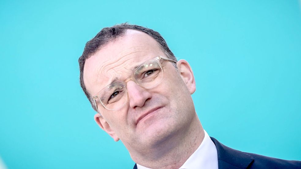 Für Fraktionschef Jens Spahn kommt eine Verschiebung des Sparpakets für die Krankenversicherung nicht in Frage. Foto: Michael Kappeler/dpa