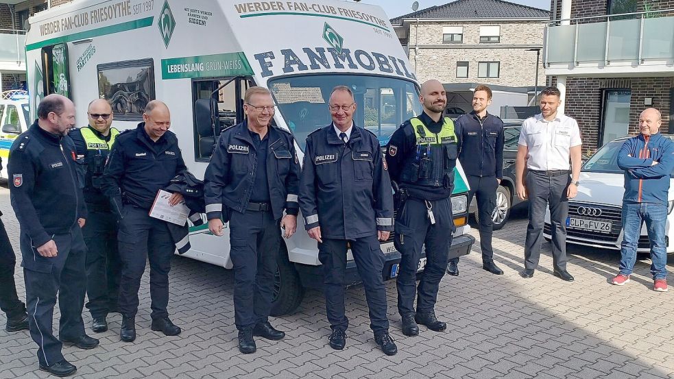 Die letzte Dienstfahrt legte Derke (5. v. l.) mit dem Friesoyther Werder-Fan-Mobil zurück. Foto: Horst Wilken