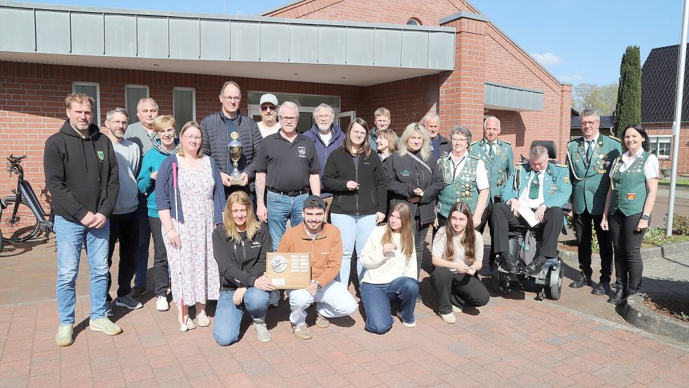 Die erfolgreichen Sportschützen des Kreiswanderplaketten-Schießens in Harkebrügge. Foto: Hans Passmann