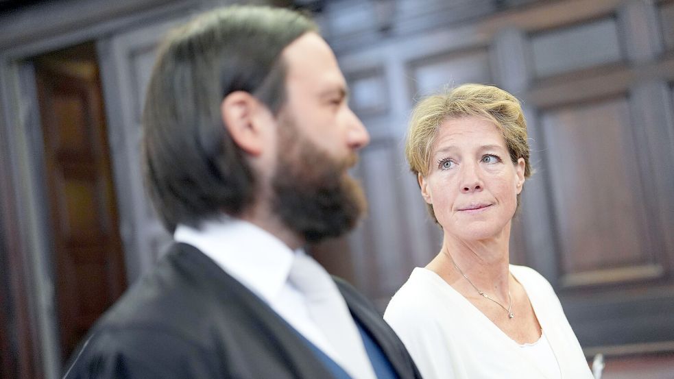 Christina Block (r), deutsche Unternehmerin, und Anwalt Ingo Bott (l), Verteidiger von Block, stehen im Gerichtssaal im Prozess wegen der mutmaßlichen Kindesentführung im Landgericht Hamburg. Foto: dpa/Marcus Brandt