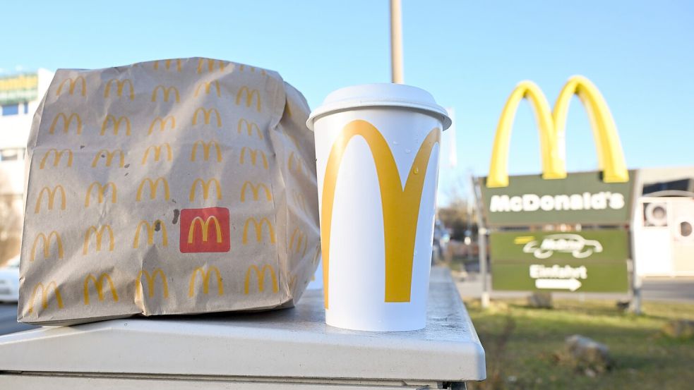 Die Deutsche Umwelthilfe verklagt die Burgerkette McDonald’s mit dem Vorwurf des „Greenwashing“. (Archiv) Foto: Bernd Weißbrod