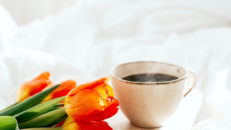 Eine gute Tasse Kaffee gehört für viele zu einer kurzen Atempause in der Alltagshektik. Wir starten mit einem kleinen inspirierenden Impuls in die neue Woche. Foto: unsplash/Frosty Ilze