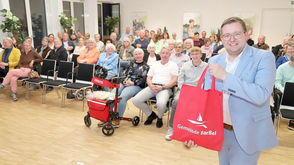 Als Geschenke zur Begrüßung erhielten die Gäste von Bürgermeister Nils Anhuth eine Tragetasche mit Informationsmaterial über die Gemeinde Barßel. Foto: Hans Passmann