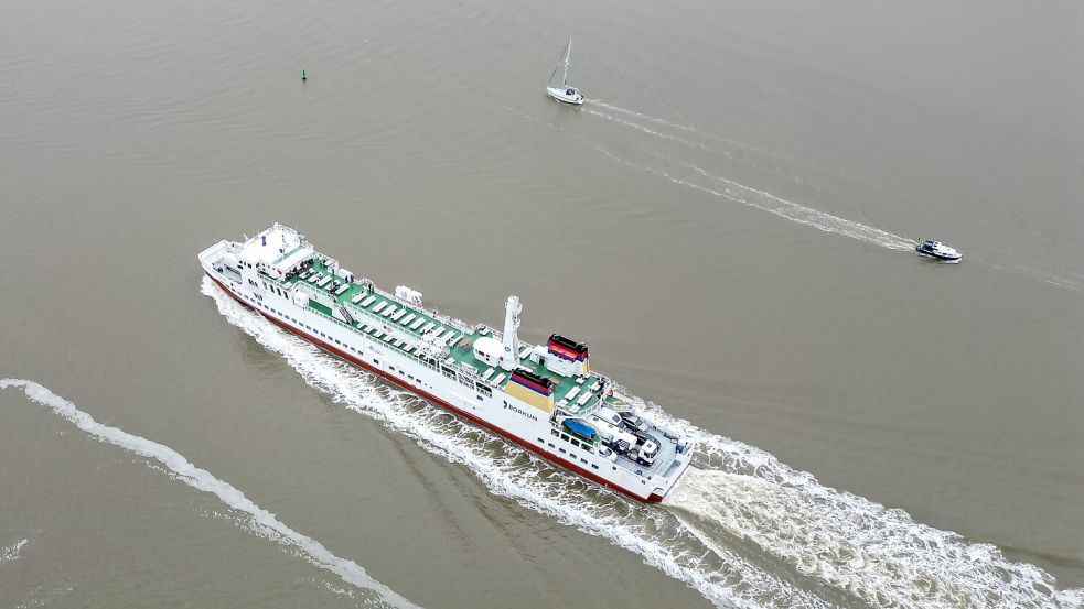 Blick auf die Borkumfähre „Ostfriesland“. Beim Boarding der Fähre waren am Sonntag drei Menschen nahe dem Emder Borkumkai ins Wasser gestürzt. Foto: Lars Penning/dpa