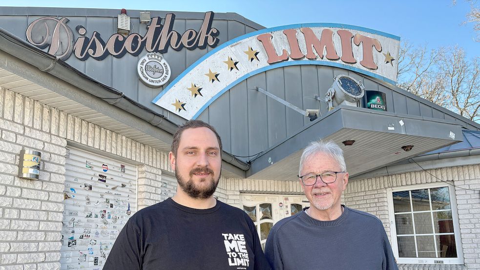 Disco-Betreiber Tim Kerkhoff (links) und Hans-Georg Füllbrunn vom Seniorenbeirat der Gemeinde Westoverledingen laden für den 17. Mai zu einer Seniorendisco ein. Foto: Carsten Ammermann