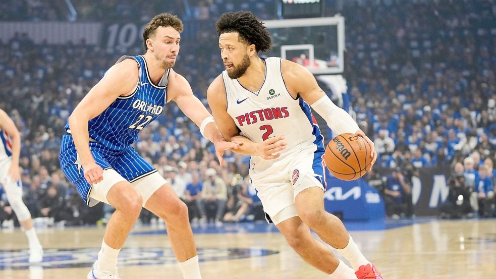 Mit Franz Wagner (links) auf dem Feld waren die Magic den Pistons klar überlegen. Foto: John Raoux/AP/dpa