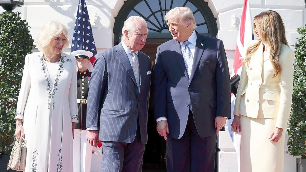 Trump und Charles tauschen sich aus. Foto: Chris Jackson
