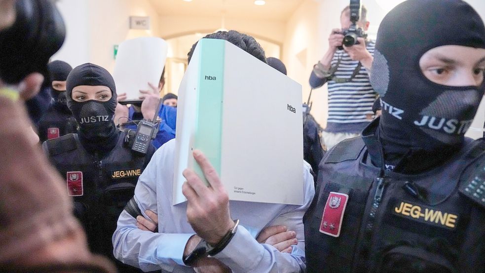 Unter strengen Sicherheitsvorkehrungen hat der Prozess um die wegen Terrorgefahr abgesagten Taylor-Swift-Konzerte 2024 begonnen. Foto: Matthias Schrader