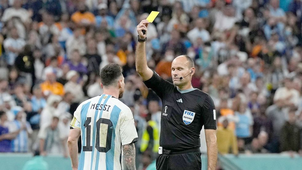 Weniger Gefahr für eine Gelbsperre: Hier wird Argentiniens Lionel Messi (l) bei der WM 2022 von Schiedsrichter Antonio Mateu Lahoz verwarnt. (Archivbild) Foto: Ricardo Mazalan/AP/dpa