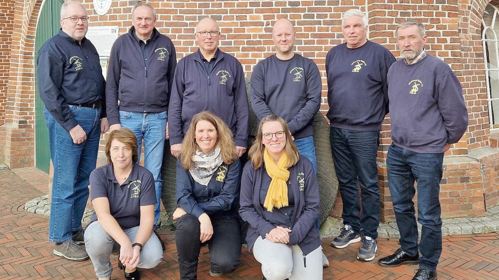 Der Vorstand (stehend, von links): Frank Groeneveld (ehemaliger Schriftführer), Klaus de Boer (Kassenwart), Böde Busboom (Vorsitzender), Andree Rülander (stellvertretender Vorsitzender), Henry Straatmann (stellvertretender Vorsitzender), Gerd Wilts (Beisitzer); Yvonne Klein (kniend, von links, Schriftführerin), Sandra Rülander (stellvertretende Schriftführerin) und Stephanie Greve (stellvertretende Kassenwartin). Fotos: Möhlenkring Idafehn