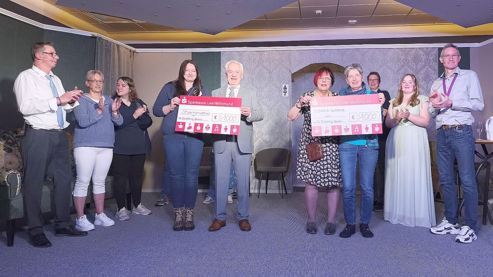 Das Bild entstand während der Spendenübergabe bei der letzten Aufführung des Theaterstücks „Ja, ik mutt“ und zeigt (von links) Matthias Witt, Marion Reck, Lisa Liebert, Saskia Fecht vom Verein Steernsnupp, Burkhard Wilms, Helga Focken, Marlies Schmidt von der Hospiz-Initiative, Marion Weers, Rebecca Schmidt und Heino Plenter. Foto: Privat/„De Dörpkrug Spölers“