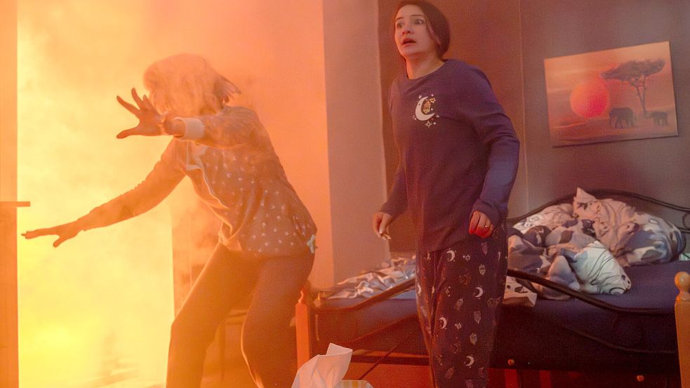 Die Brandstiftung auf Borkum wird im Rahmen der Sendung „Aktenzeichen XY... Ungelöst“ szenisch nachgestellt. Foto: © ZDF/Saskia Pavek