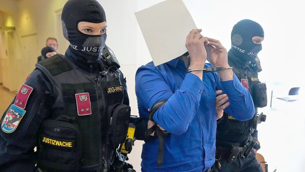 Der Hauptangeklagte im Prozess um die abgesagten Taylor-Swift-Konzerte in Wien hat Anschlagspläne gestanden. Foto: Matthias Schrader