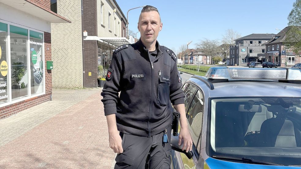 Polizeihauptkommissar Rene Heidergott (Polizeiinspektion Leer/Emden) am Untenende in Westrhauderfehn. Die Polizei weist Fahrradfahrer darauf hin, dass Fahrten in Gegenrichtung eine besondere Gefahrenlage darstellen. Foto: Horst Kruse
