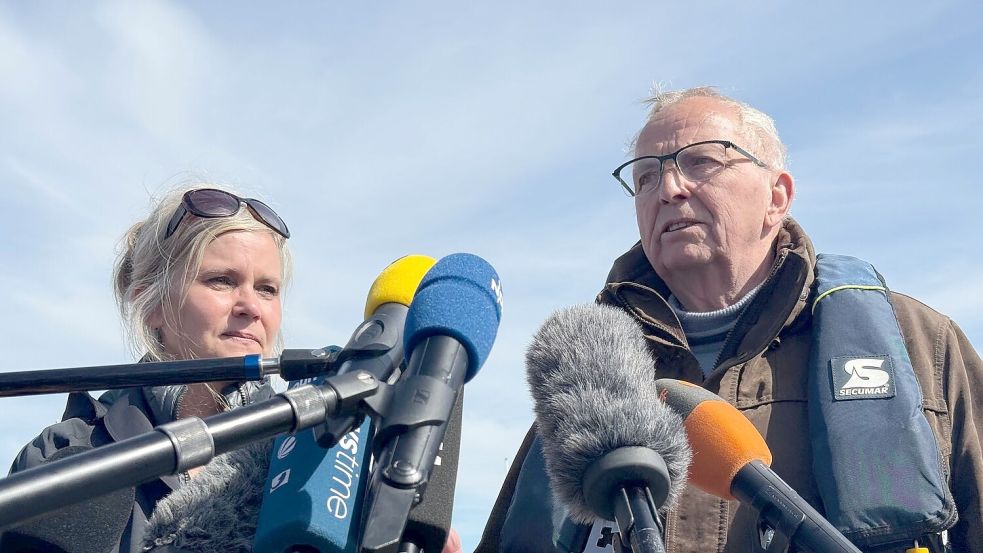 Umweltminister Till Backhaus (SPD, r) zeigte sich erleichtert. Foto: Helena Dolderer