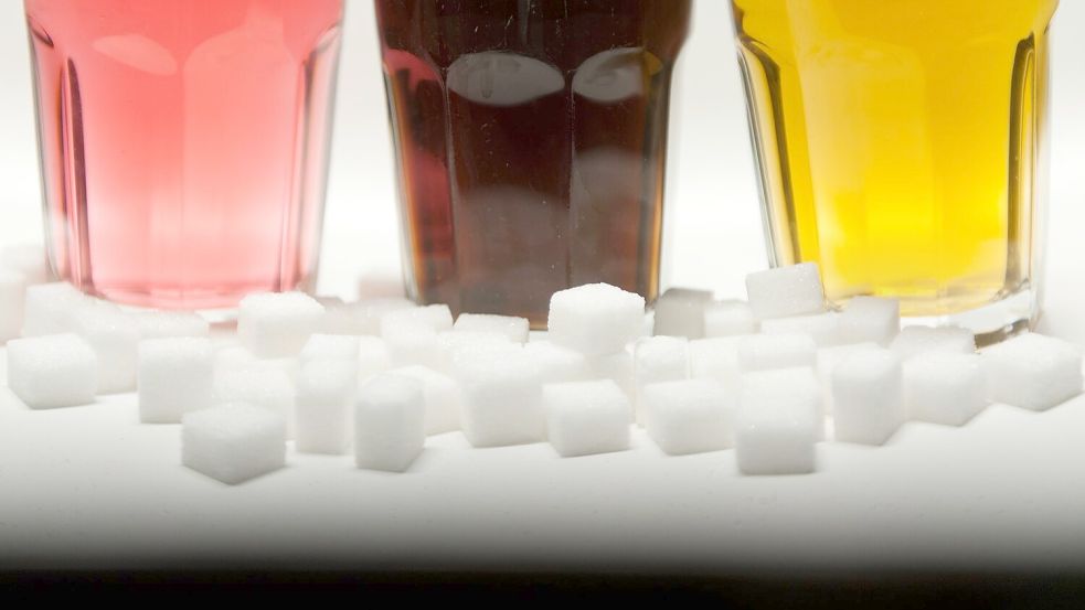 Über eine Zuckerabgabe auf gesüßte Getränke wird schon lange diskutiert. (Archivbild) Foto: Monika Skolimowska/dpa
