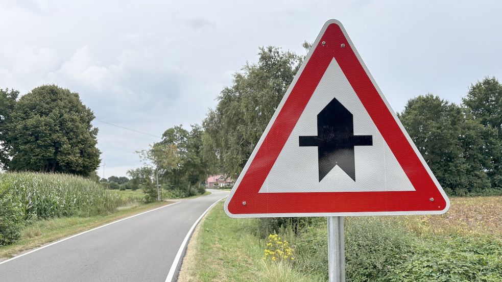 Anwohner kritisieren die neue Vorfahrtsregelung auf der Domänenstraße. Ihrer Ansicht nach wird jetzt noch mehr gerast. Foto: Carsten Ammermann