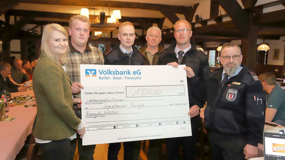 Freude bei den Vertretern der Feuerwehr Friesoythe über die Spende für die Jugendabteilung (von links): Julia Aumann, Kilian Kläne-Vahle, Marvin Vogelsang, Ulrich Knelangebn, Tobias Tangemann, Daniel Glöckner. Foto: Hans Passmann