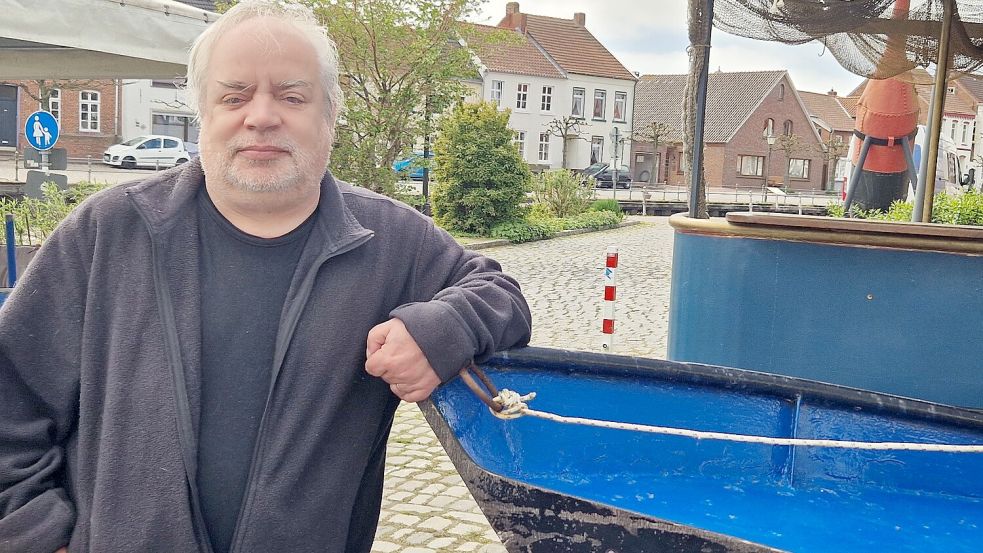 Jens Scheffer kommt ursprünglich aus Bochum und ist 2012 nach Weener gezogen. In seinem Haus am Hafen fühlt er sich wohl. Weeners größter Schatz ist das Gemeinschaftsgefühl, sagt der 58-Jährige. Foto: Tatjana Gettkowski