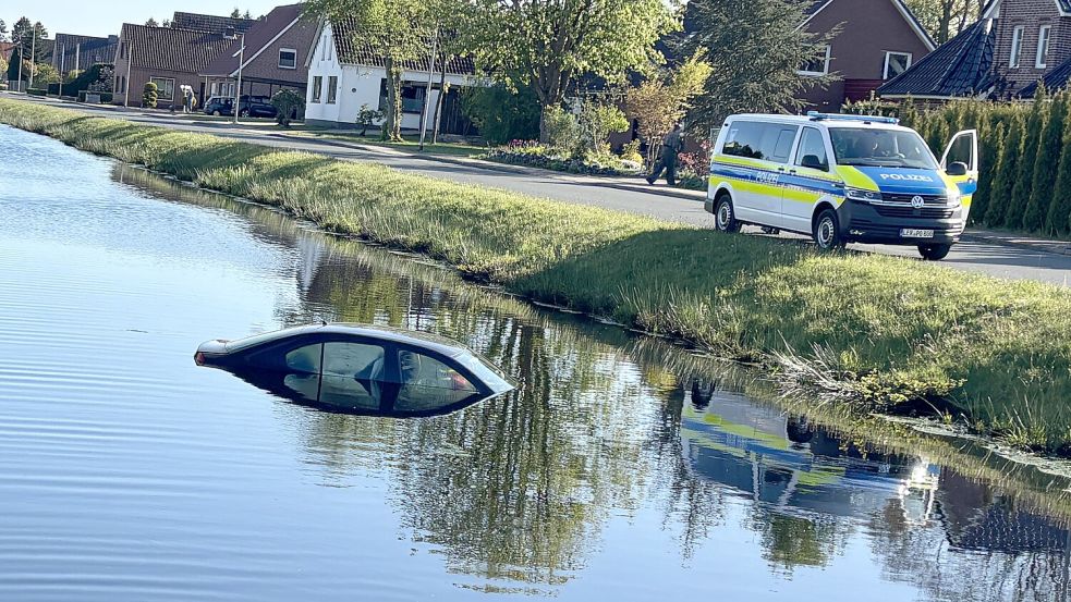 Der Skoda eines 33-jährigen Cloppenburgers landete in Ostrhauderfehn im Kanal. Foto: Henrik Zein
