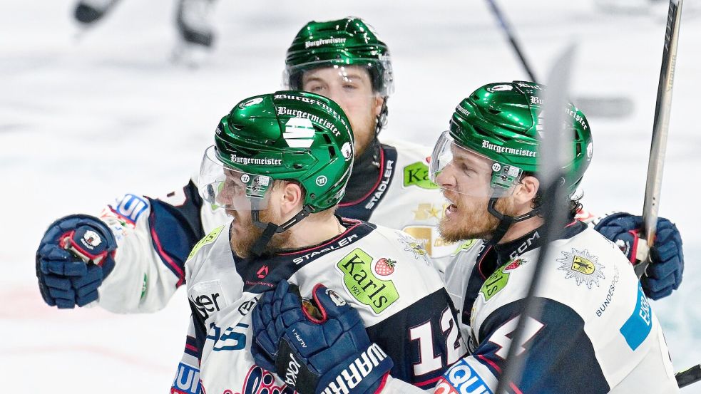 Jubeln auch im dritten Duell: Die Eisbären Berlin Foto: Uwe Anspach