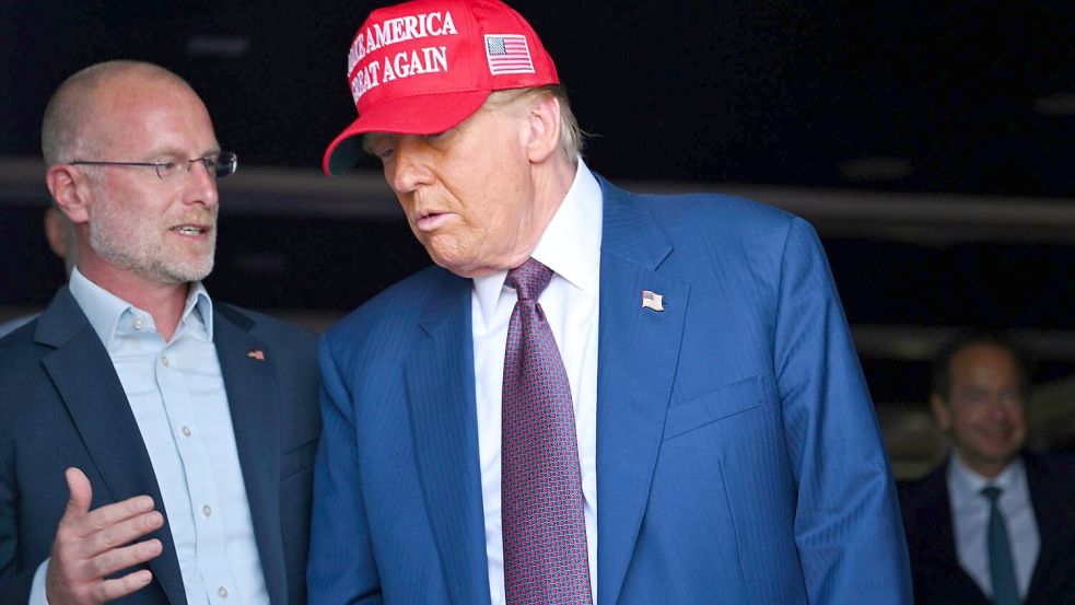 FCC-Chef Brendan Carr (l) ist ein Vertrauter von US-Präsident Donald Trump. (Archivbild) Foto: Brandon Bell/Getty Images North