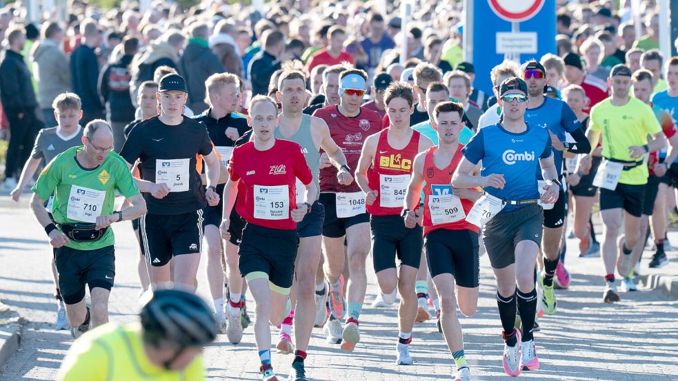 Die Läufer machten schon auf den ersten Metern mächtig Tempo. Tim Veith (vorne, Zweiter von rechts; 509) erreichte als Sieger das Ziel in Dunum. Fotos: Klaus Ortgies