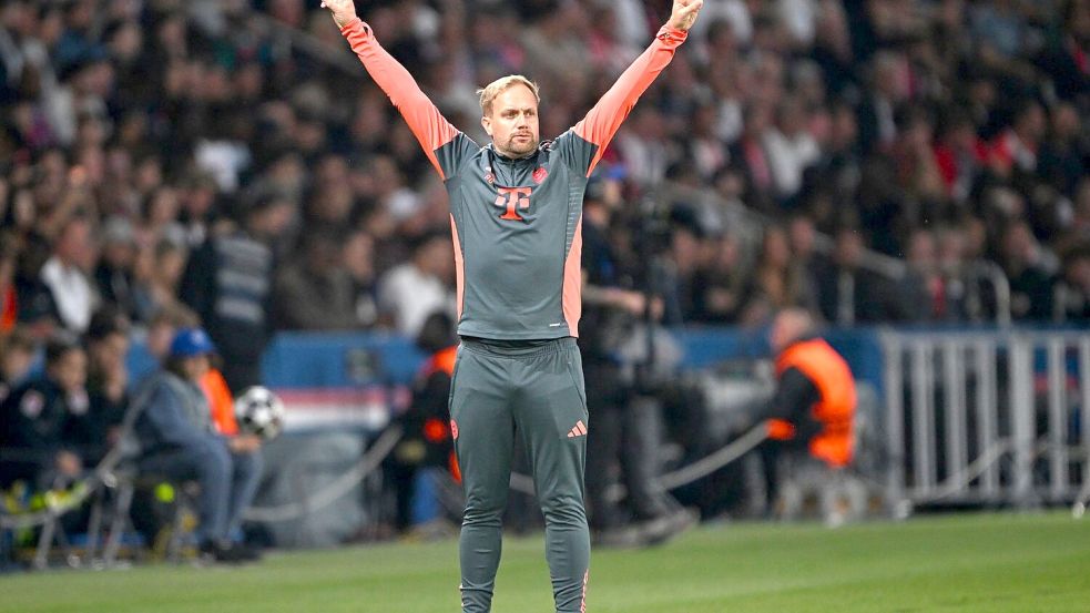 Der Münchner Aushilfs-Chefcoach in Aktion: Kompany-Assistent Aaron Danks trug wie immer einen Trainingsanzug. Foto: Federico Gambarini/dpa