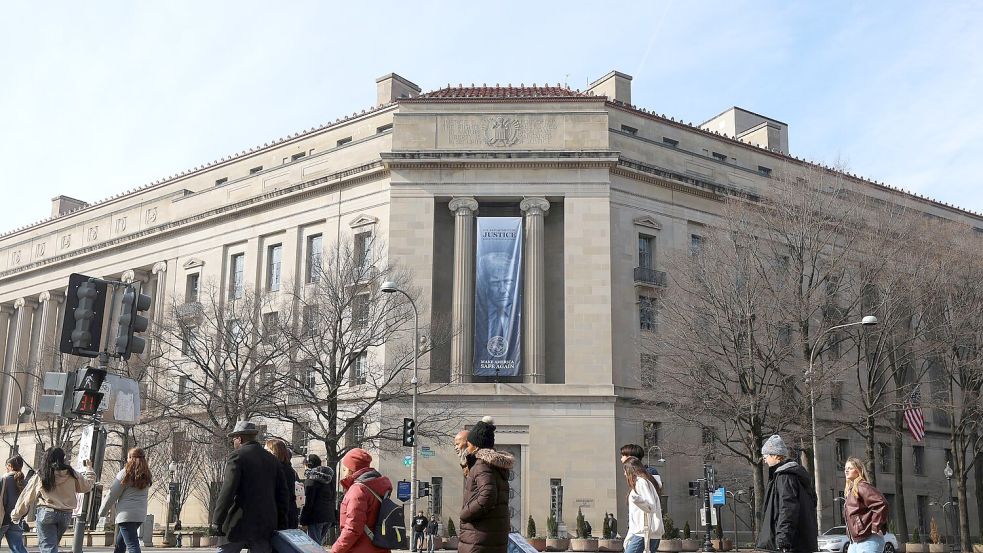 Ein meterlanges Trump-Banner hängt an der Fassade des US-Justizministeriums. (Archivbild) Foto: Rahmat Gul/FR172204 AP/AP/dpa