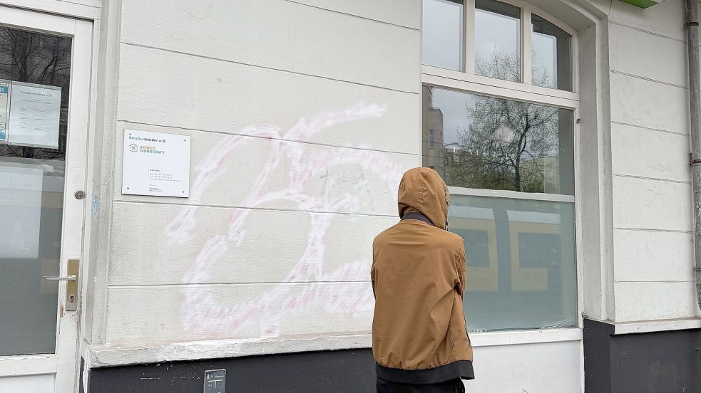 Daniel S. vor der Anlaufstelle von Straßenkinder e.V. Foto: Carlotta Vorbrüggen