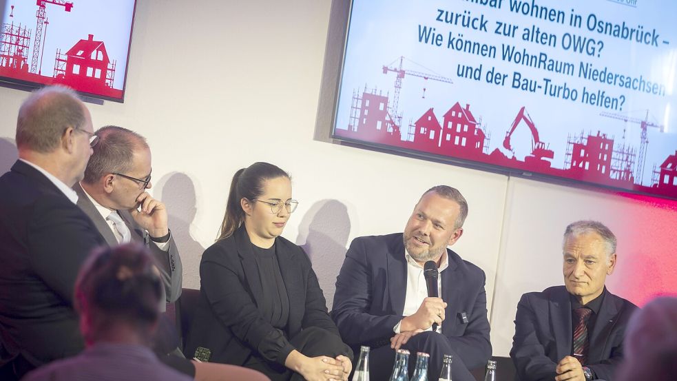Die Osnabrücker SPD diskutiert erneut über bezahlbares Wohnen. Auf dem Podium (von links): Bernd Wortmeyer (Geschäftsführer der Wio), Grant Hendrik Tonne (Niedersächsischer Bauminister, SPD), Lena-Marie Berg, (Leitung des Immobilienmanagements der Wio und Mitglied des Mieterbeirats), Robert Alferink (SPD Oberbürgermeisterkandidat) und Carsten Wanzelius (Geschäftsführer Mieterverein Osnabrück). Foto: Swaantje Hehmann